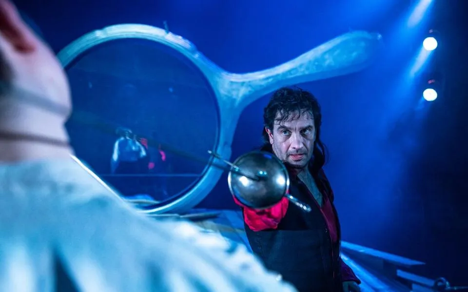 Jeroen Spitzenberger vreet de zaal op als taalvirtuoze Cyrano | ★★★★☆