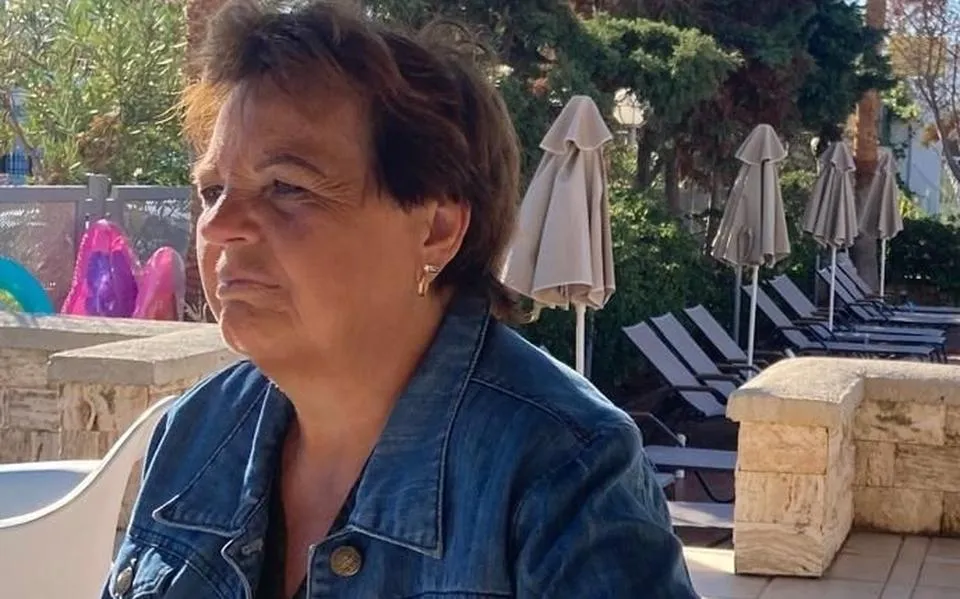 In Twijzel liep iedereen weg met doarpsmem Marijke (69), de moederkloek van café Jelle Joep