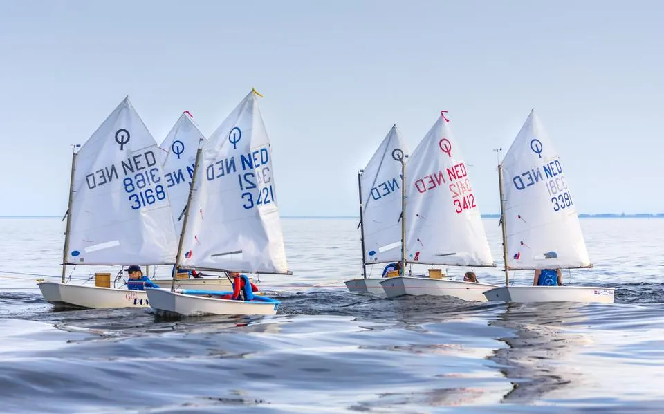 Zeiltocht tieners in Optimisten voor goed doel wordt monstertocht vanwege gebrek aan wind