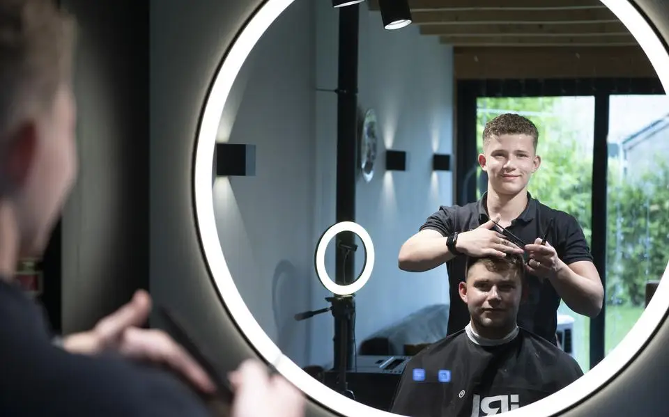 Barber Boy Rindert (17) heeft al een jaar zijn eigen kapperszaak. ‘Knippe en tagelyk ouwehoere mei myn freonen’