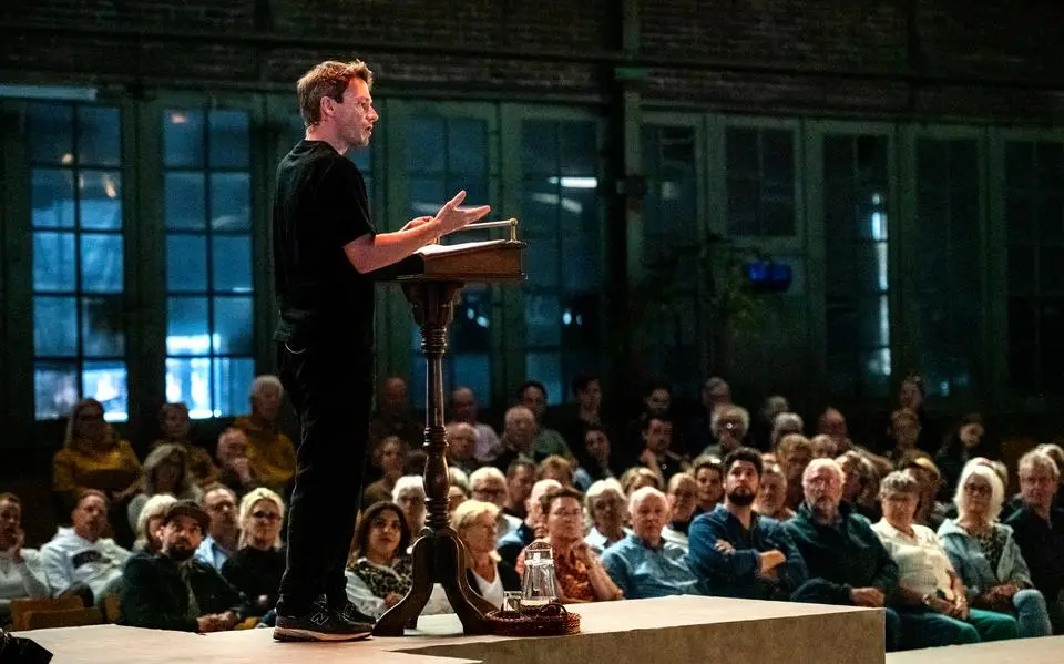 De grootste bedreiging voor onze vrijheid is domheid, zegt Sander Schimmelpenninck bij lezing in Drachten