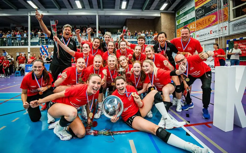 Friso Sneek voltooit hattrick met derde kampioenschap op rij. ‘Uitermate knap met deze speelsters die er geen cent voor krijgen’