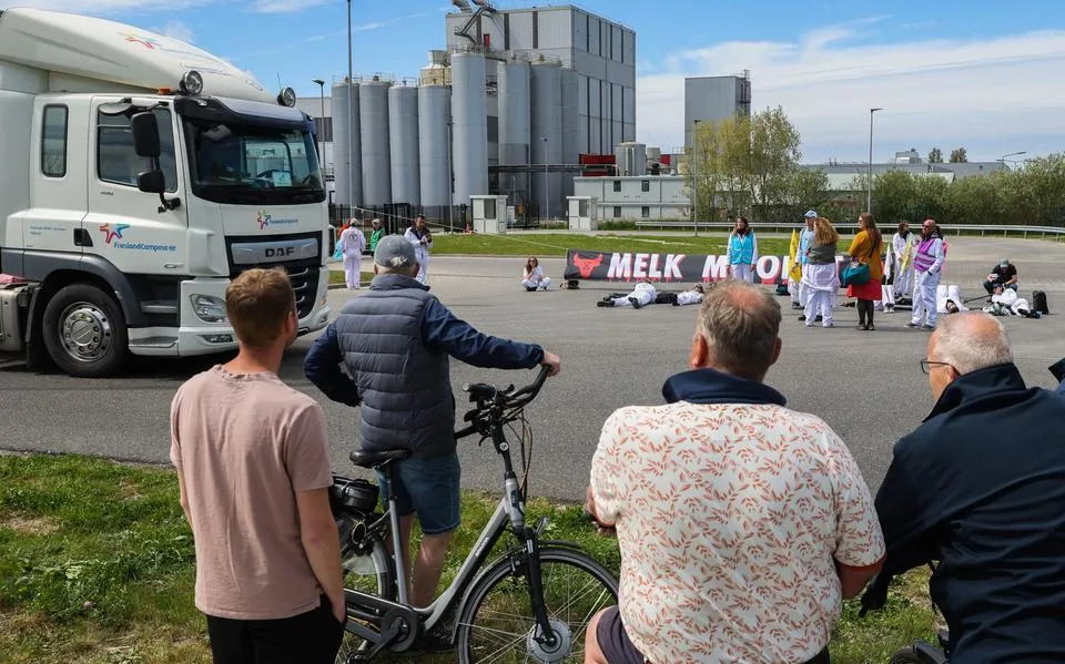 Actiegroepen blokkeren zuivelfabrieken Workum en Leeuwarden. Omstanders reageren verbolgen: ‘Ga eens werken voor je geld’