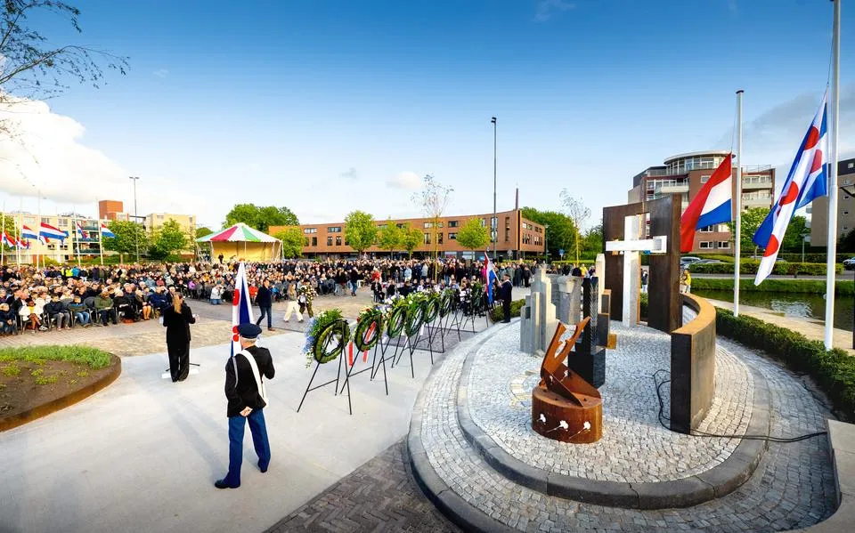 Massale opkomst bij herdenkingsplein in Drachten. Aanwezigen lovend over de nieuwe locatie