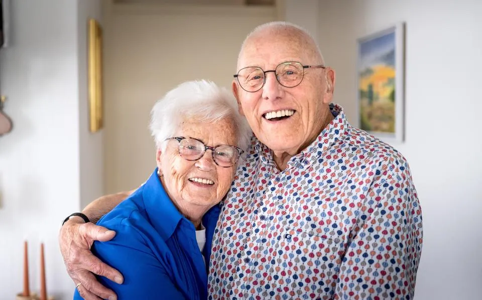 Als het kan lopen Andries (92) en Hennie (90) uit Drachten nog steeds hand in hand, dinsdag vierden ze hun 70-jarig huwelijk