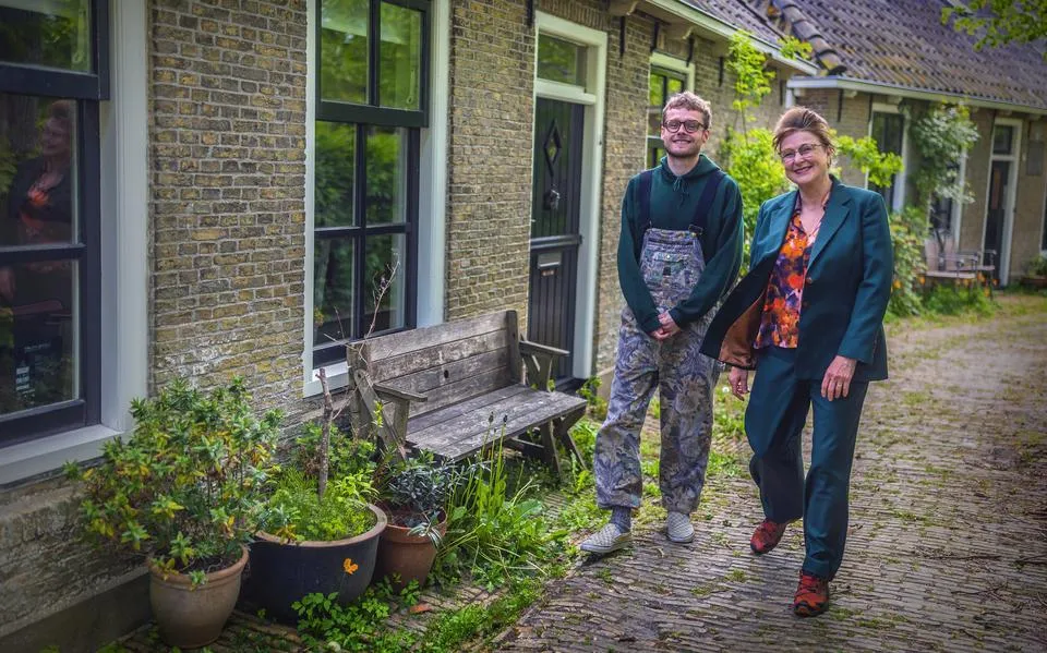 In het nieuwe schrijvershuisje in Pingjum ontsnapt poëet Alexander Moto aan de snelheid van de stad