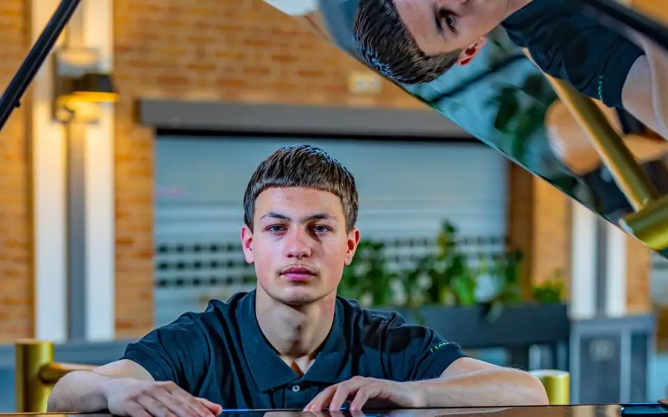 Ares (16) uit Sneek leerde zichzelf in amper een jaar virtuoos pianospelen. ‘Muziek is mijn love language’