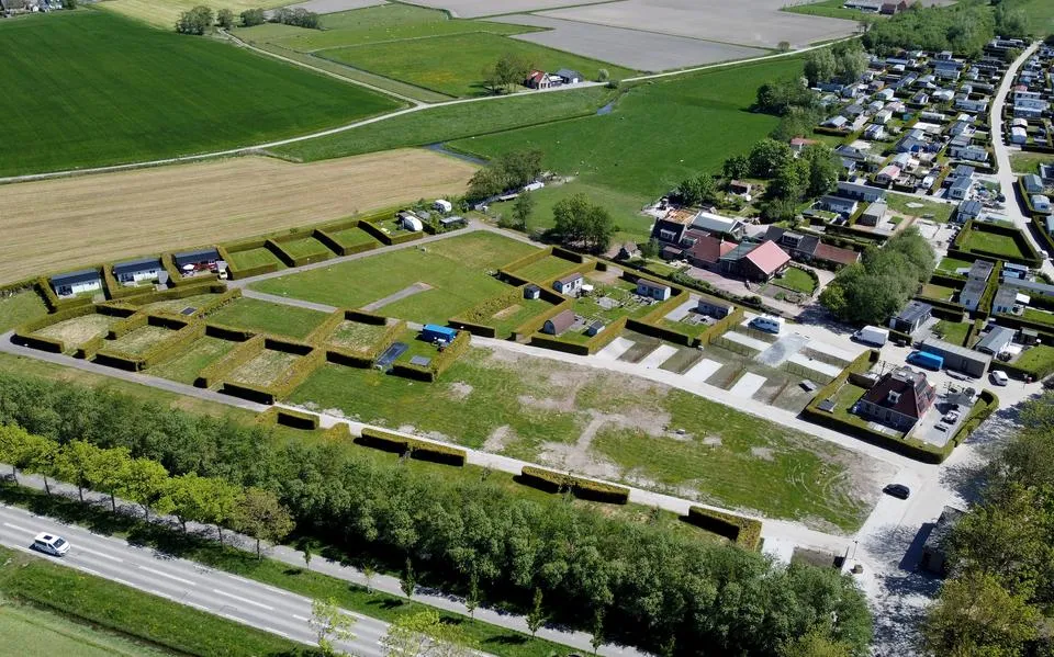 Voordat Taeke Dijkstra (76) in de vakantieparken belandde, was hij slager in Surhuisterveen. Wat bezielt hem?