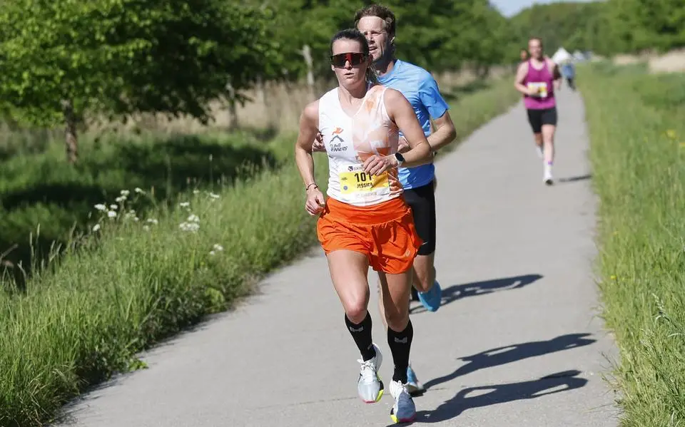 Voor wat het waard is: ‘Spaanse Leeuwarder’ en Jessica Oosterloo uit Appelscha winnen de halve marathon