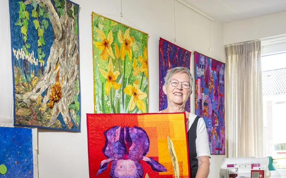 Andrea Schinkel (77) uit Nieuw-Buinen ‘schildert’ met lapjes stof, ze maakt wandkleden | start je weekend