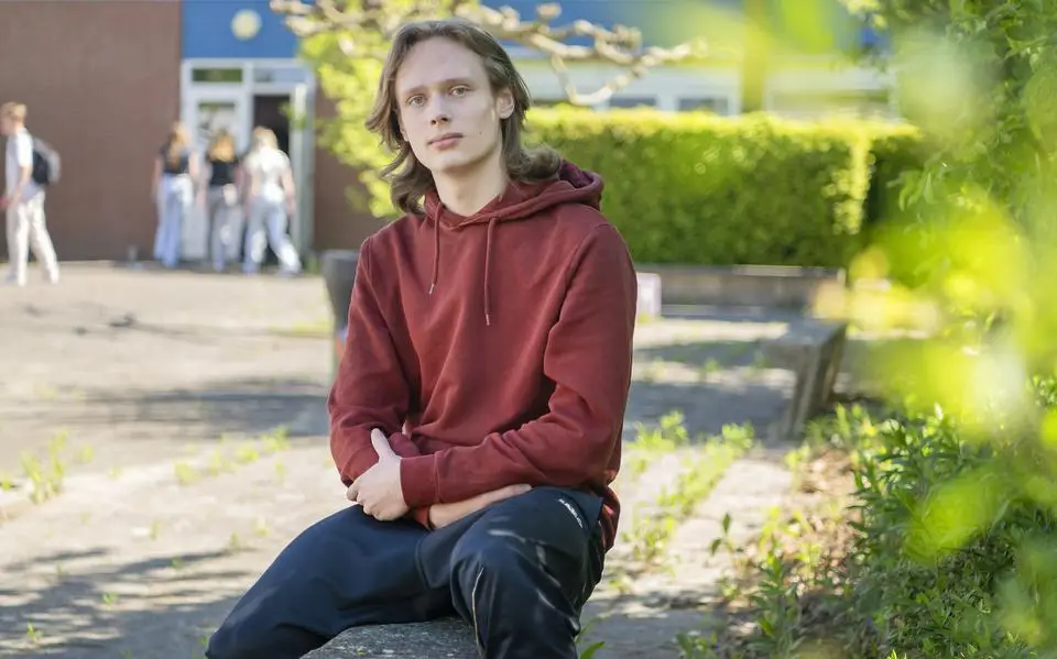 Van vmbo-advies naar vwo-examen: Jelmer (19) uit Kollumersweach hoopt voor de derde keer op cum laude
