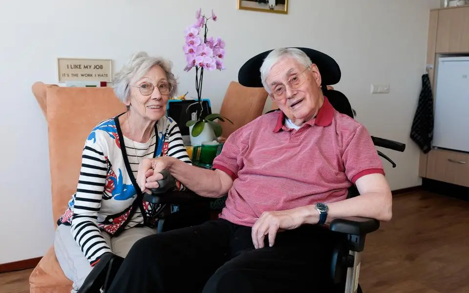 Ondanks kapot schip van stichting de Zonnebloem, tóch vakantie voor Ellen (80) en Hans (86) in Elsloo. ‘We voelden ons echt koning en koningin’