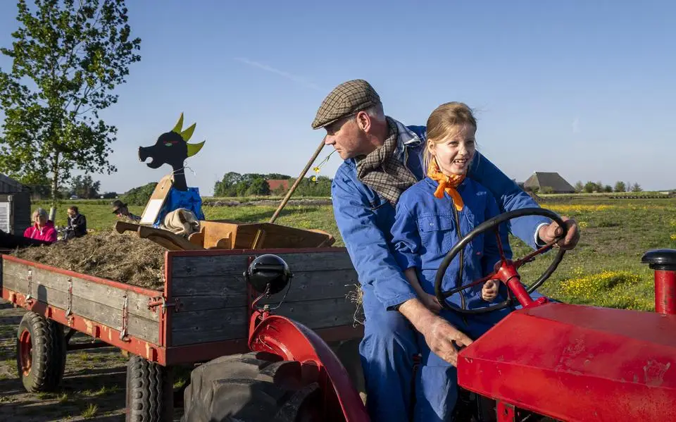 Grond per skûtsje en praam naar Leeuwarden, met verhalen, voor opening Arcadia