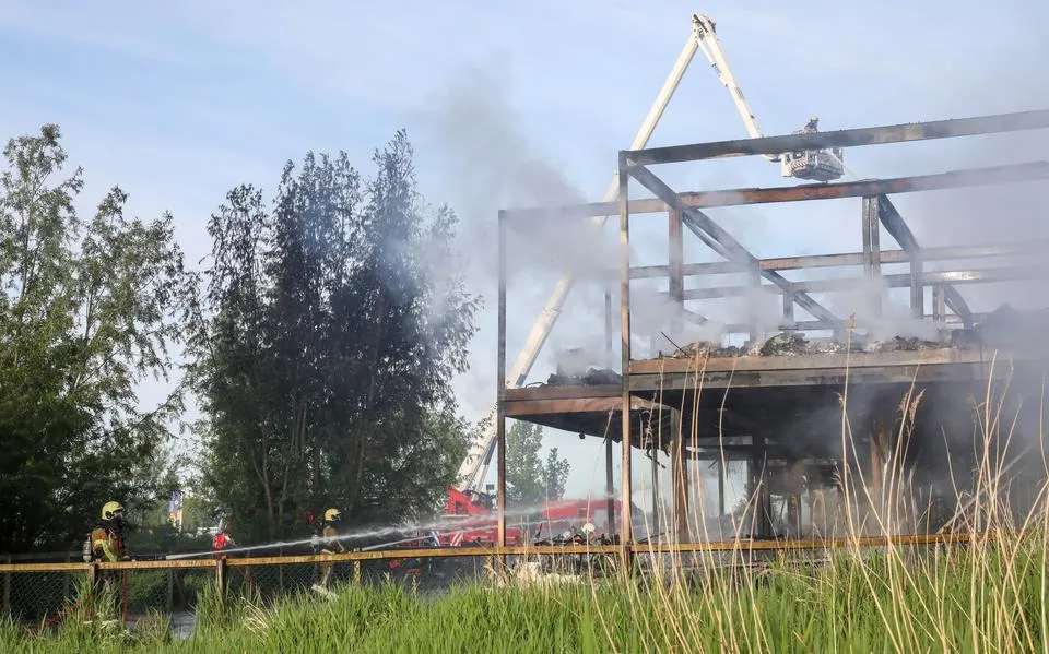 200 leerlingen dakloos na brand basisschool De Pionier in Leeuwarden. ‘Alles is weg’