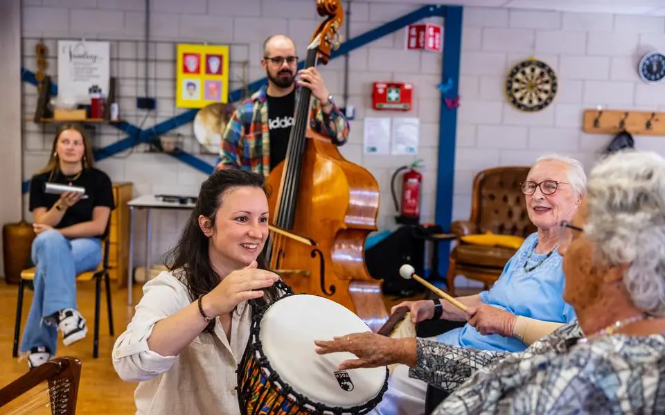 Pytsje (84), Greta (83) en Fijkje (76) genieten van uurtje muziek met drie professionele musici
