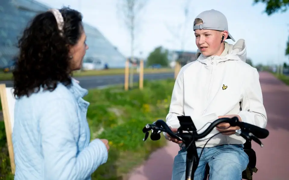 Jilles (14) uit Franeker fietst dagelijks naar school in Leeuwarden en krijgt als dank een krentenbol