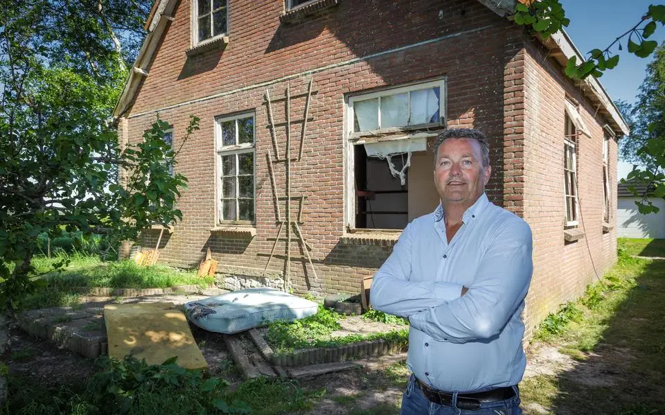 Makelaar Sjoerd gaat viraal met ludieke tekst bij bouwval in Oldeouwer: ‘Rûn hielendal út’e hân’ 
