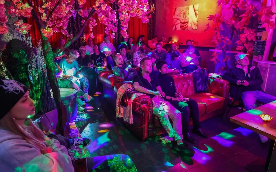Deze mensen keken het Eurovisiesongfestival live in café YAI in Leeuwarden. ‘Het is mijn Super Bowl’