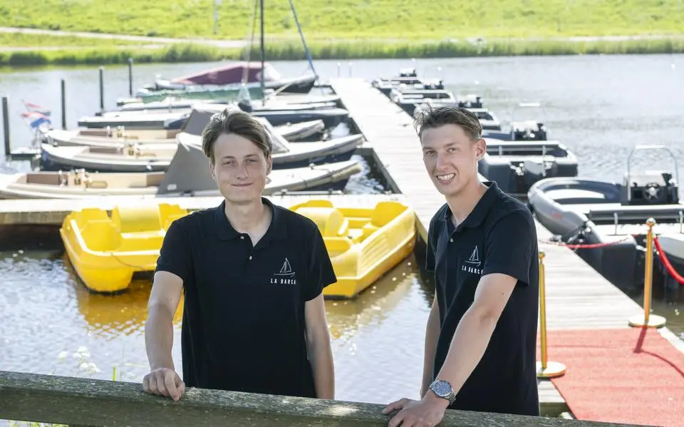 Timo (21) en Christaan (20) runnen eigen bootverhuur in Eanjum: ‘Begon als een grapje’