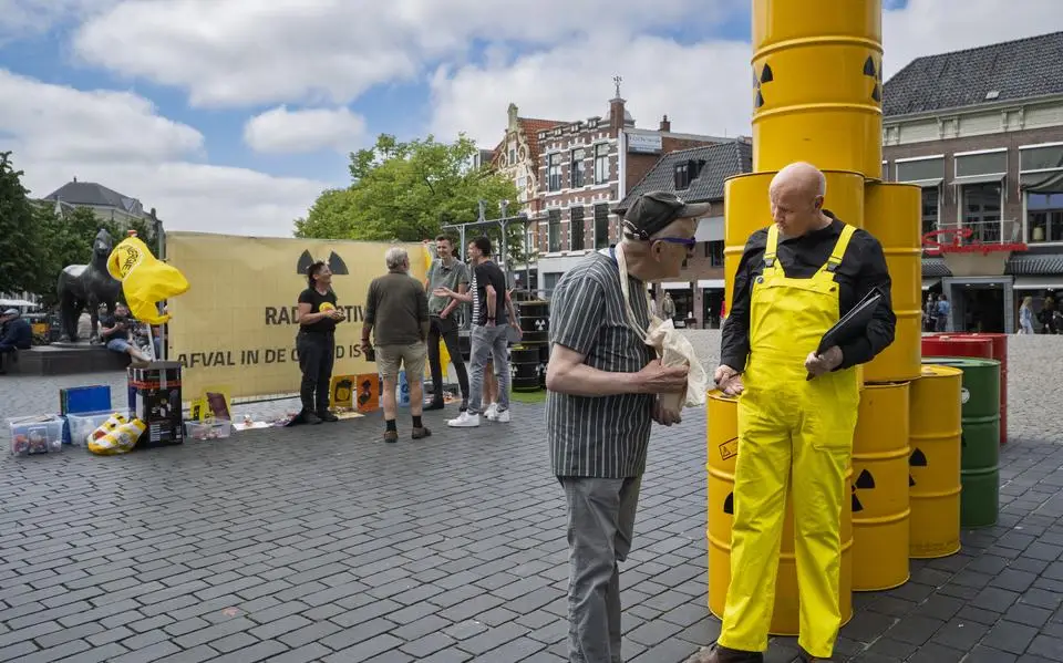 Tjeerd en Sandra voeren actie tegen kernafval bij de Waag in Leeuwarden