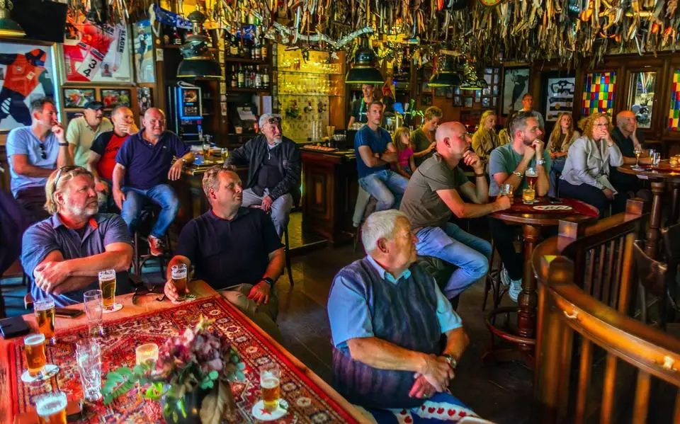 Kroeggangers van café It Houtsje in Heerenveen kregen zondag alles wat ze wilden. ‘Nu baal ik dat we niet in het stadion zitten'