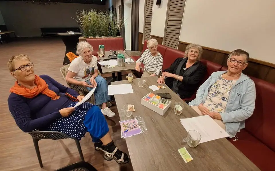 Magda, Sara, Sieuw en Johanna ‘lêze mei-inoar’ in Holwert: ‘Door gesprekken leer je elkaar beter kennen’
