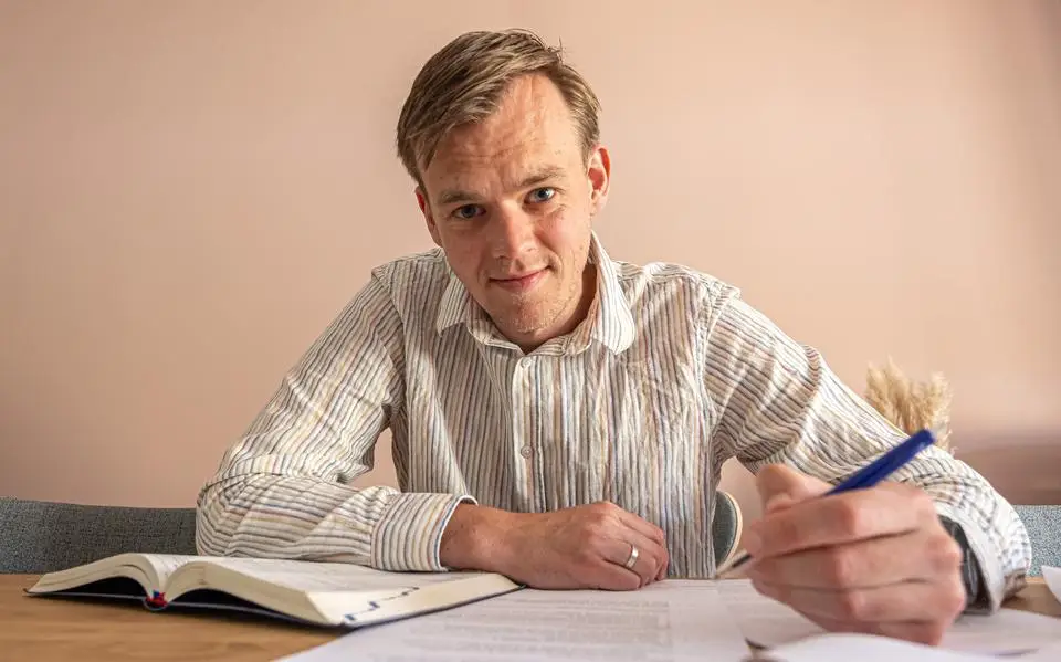 Jorrit (31) uit De Knipe haalde als scholier een 10 op Grieks, hoe gaat het examen hem nu af? ‘Dit is wel moeilijk’