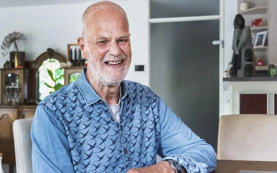 Humanitasvrijwilliger Cees (76) uit Leeuwarden feestelijk onderscheiden: ‘Het brengt mij ook heel veel’