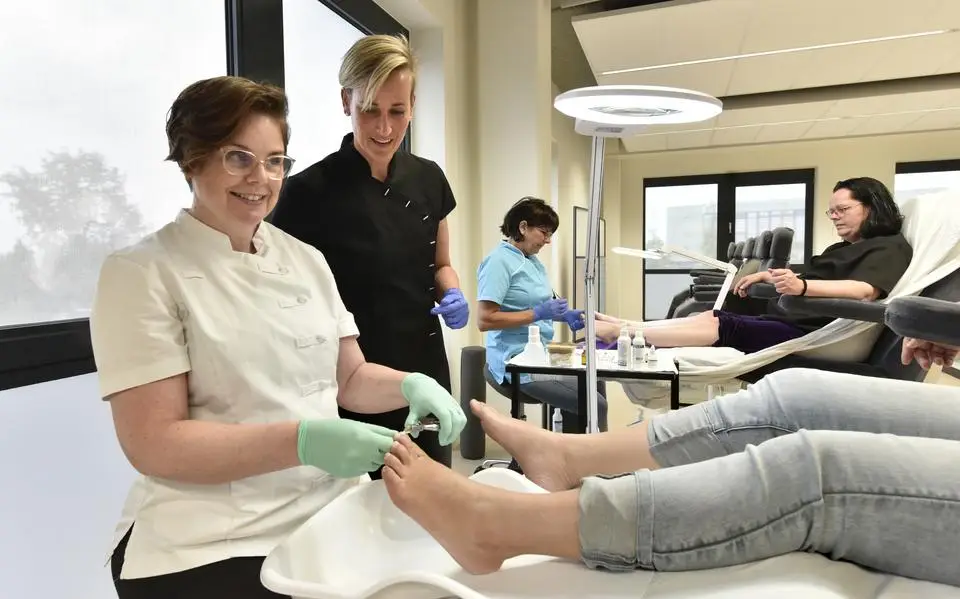 Afspraak met de pedicure? Probeer het in februari 2026 nog eens: ‘Wy rinne op ús teannen’