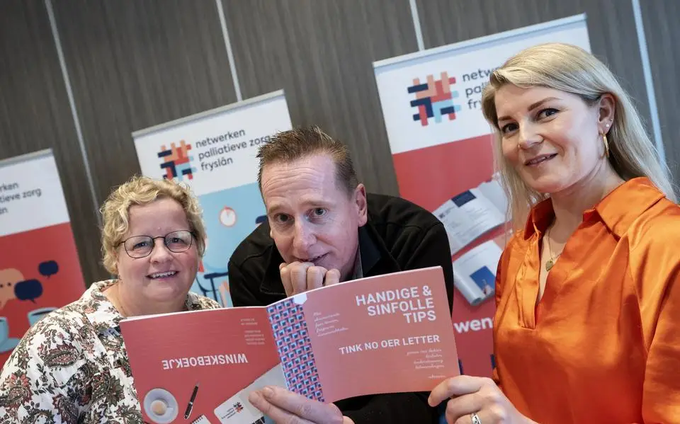 ‘Winskeboekje’ helpt Friezen bij het bespreekbaar maken van laatste wensen: ‘As de ein tichterby komt prate minsken it leafst Frysk’