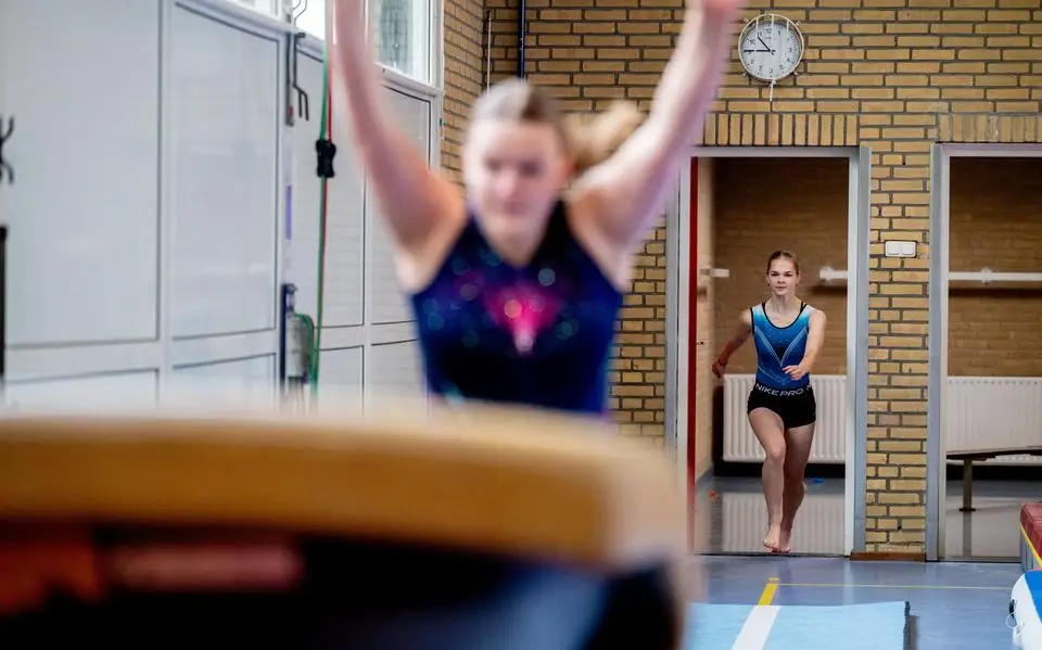 Gymlokaal Dronryp te krap: turners nemen aanloop vanuit de kleedkamer