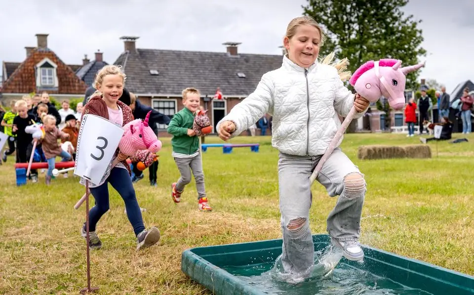 Laura (11) doet de stokpaardrace in Warten in een halve minuut: ‘Ik kan hier mijn energie kwijt’