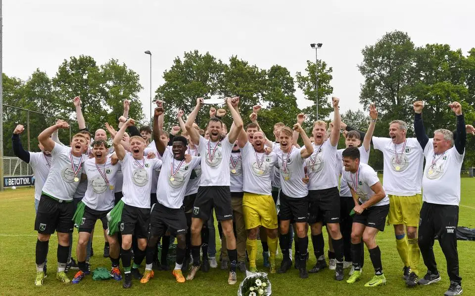 Scheids wil heelhuids op zonvakantie: kampioen TFS al vroeg aan de champagne. ‘Nog nooit meegemaakt’