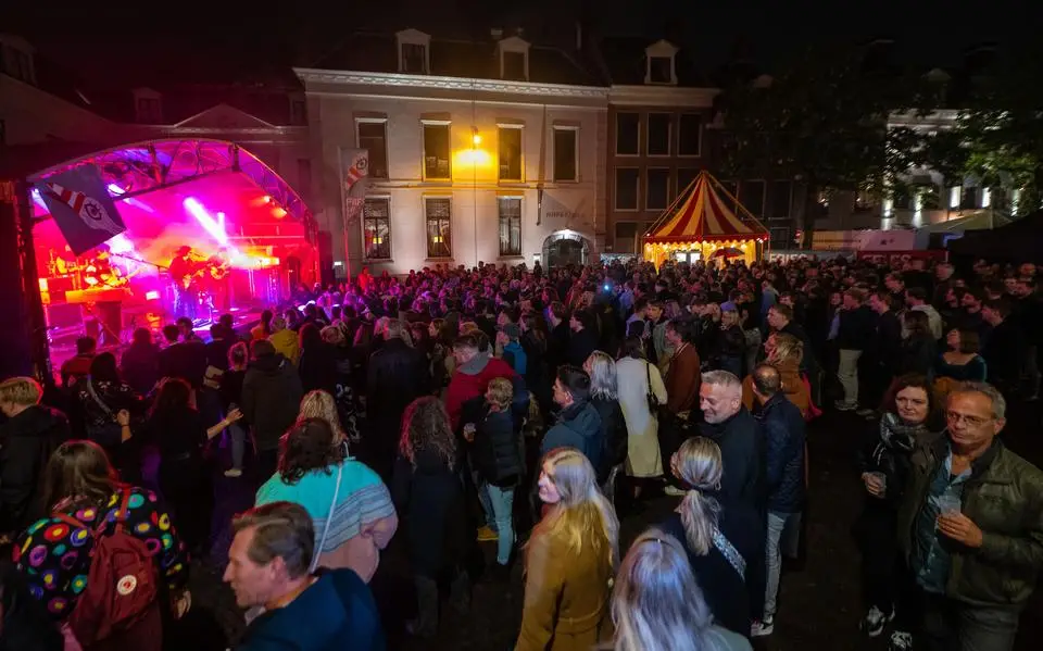 Regen trotseren op Fries Straatfestival. ‘Bankjes kun je drogen, die gele stenen niet’