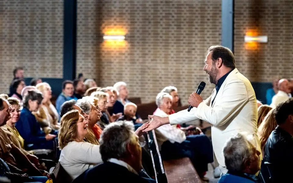 Elvisfan Hannie (61) vooraan bij Elviskerkdienst Surhuisterveen