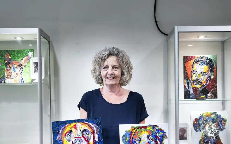 Tjikkie (66) uit Norg maakt mozaïekportretten: ‘Ik heb voor veel dingen geen geduld, maar gek genoeg hiervoor wel!’ | start je weekend