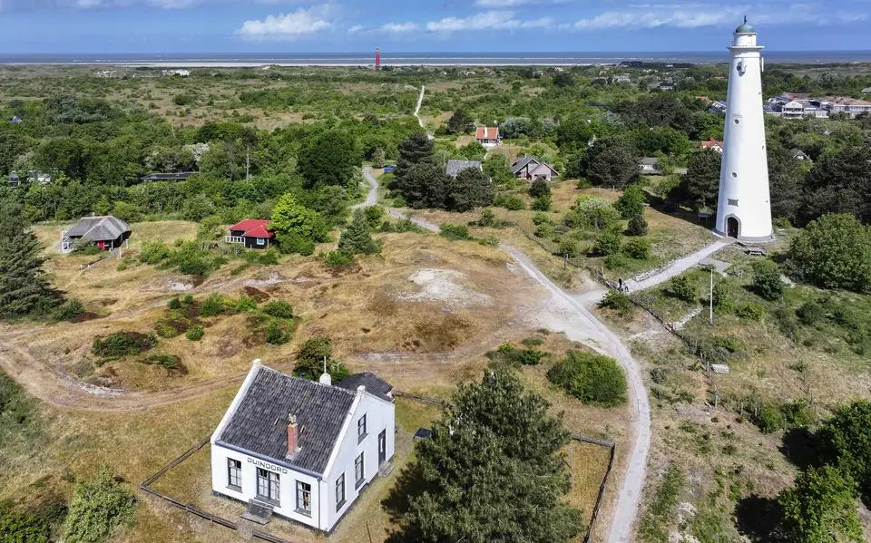 Een kijkje in de vuurtoren van Schiermonnikoog die te koop staat. En hoezo is dit het enige Nederlandse Waddeneiland met twee vuurtorens?