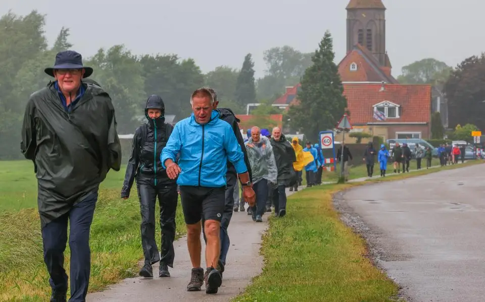De barre tocht van ‘25: ‘kâlde teannen’ en regenponcho’s bij Elfstedenwandelaars