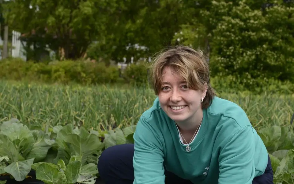 Eva uit Sneek leert koken uit de grond bij Naturelab van Firda: ‘Op school bestellen we, hier kijken we naar de natuur’