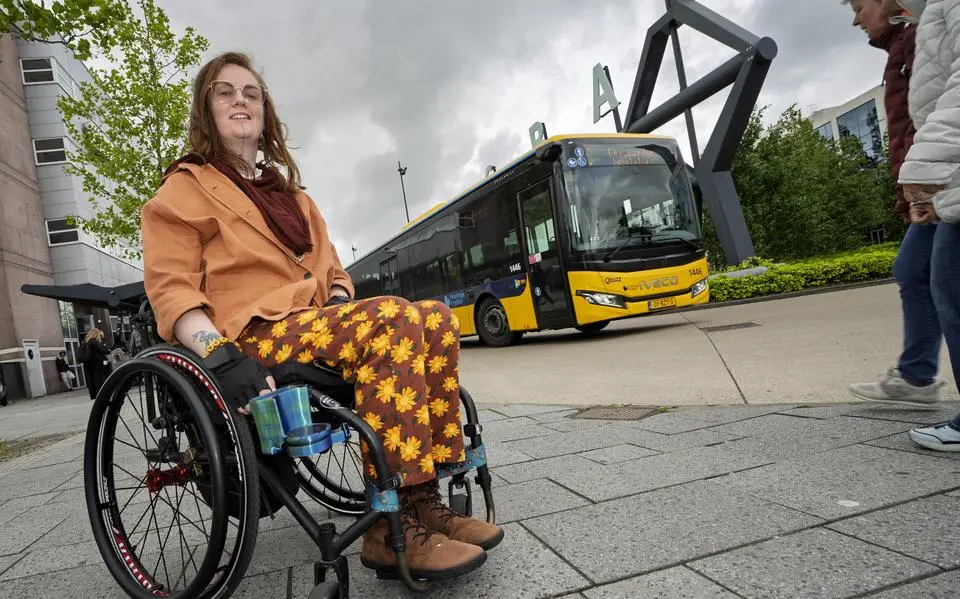 Moos (28) uit Leeuwarden durft niet meer met rolstoel in Qbuzz-bus. ‘Slecht is een understatement. Het is gewoon gevaarlijk’