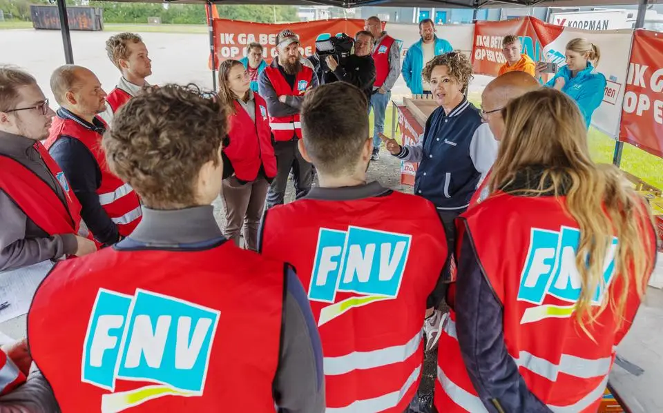 Werknemers meubelfabriek De Esdoorn in Wolvega leggen werk neer: ‘Veel respect voor deze mensen’