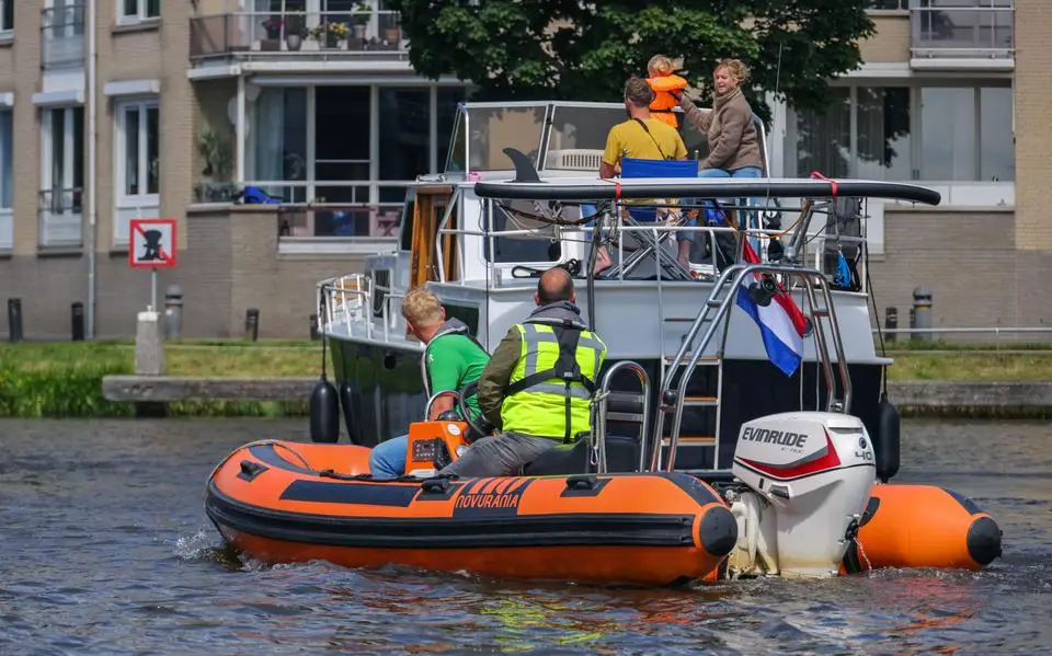 Waterstewards loodsen je door de binnenwateren van Sneek, of je nu stuurloos bent of niet