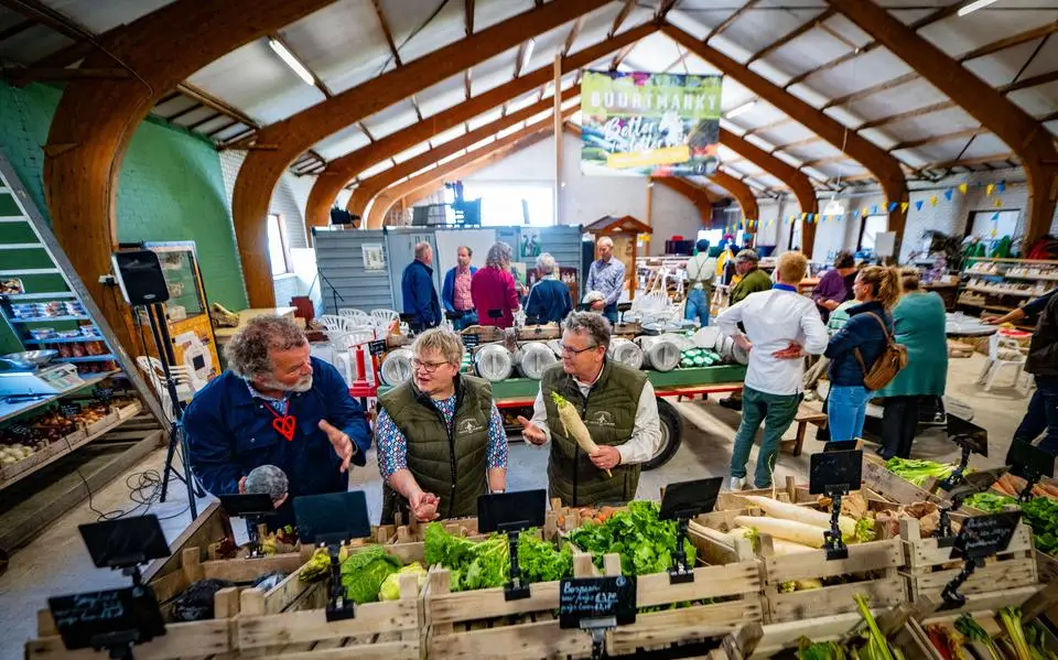 In deze boerderijwinkel zie je precies wat de boer voor zijn wortel en bosui kreeg: ‘Dit is nearne oars sa’