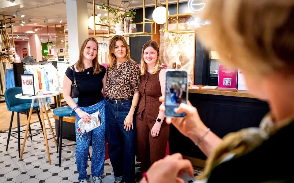 Gravinfluencer Eloise neemt tweedehands merkkleding in ontvangst bij Rinsma Modeplein in Gorredijk: ‘Geef om een ander te empoweren’