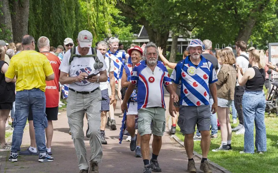 Van koude tenen en regenponcho’s naar zoute lippen en zweetruggen op slotdag Elfstedenwandeltocht