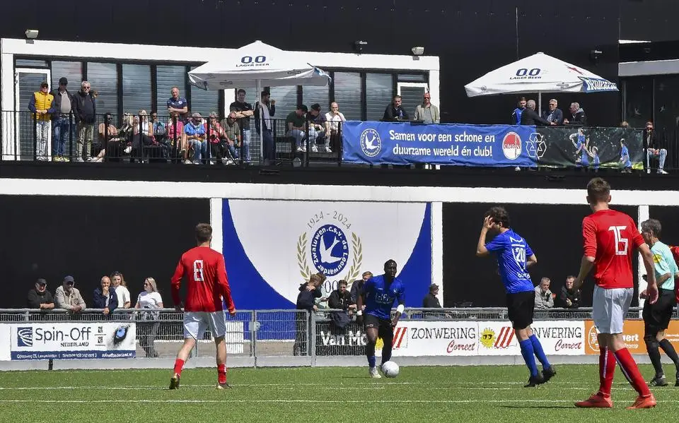 Zwaagwesteinde grijpt de macht, Broekster Boys wint een heerlijke Friese derby en Bert Hollander stopt als trainer