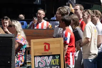 Rollercoaster aan emoties op een Stratumseind vol PSV’ers: ‘Man, man, man wat een dag!’
