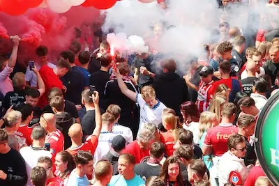LIVE PSV kampioen | Spelers zijn gearriveerd bij Philips Stadion en tonen de schaal aan uitzinnige supporters