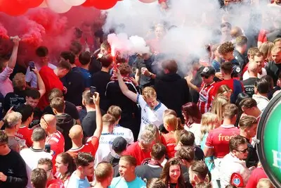 LIVE PSV kampioen | Spelersbus onderweg, Stratumseind nog steeds ramvol met feestgangers