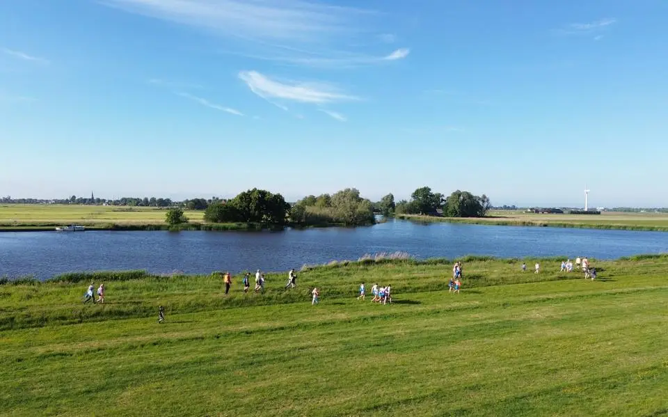 Avondvierdaagse in Jutrijp-Hommerts: in optocht door de stal en het boerenland